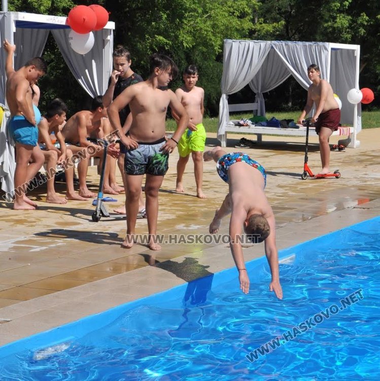 Победителка от конкурс за красота демонстрира водни скокове на басейн "Химик"