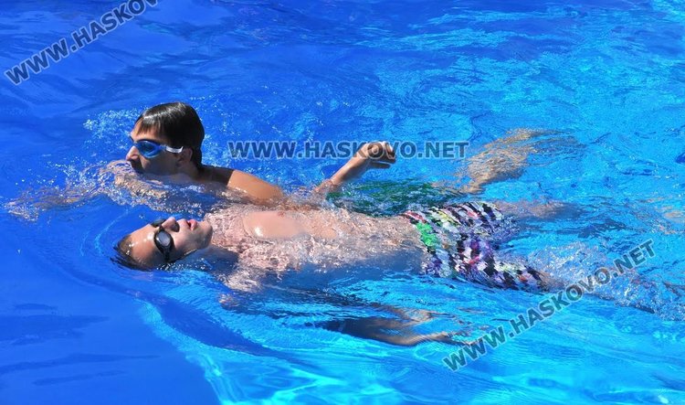 Победителка от конкурс за красота демонстрира водни скокове на басейн "Химик"