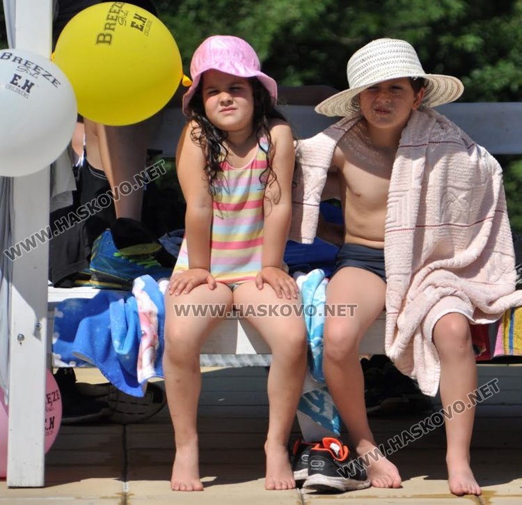 Победителка от конкурс за красота демонстрира водни скокове на басейн "Химик"