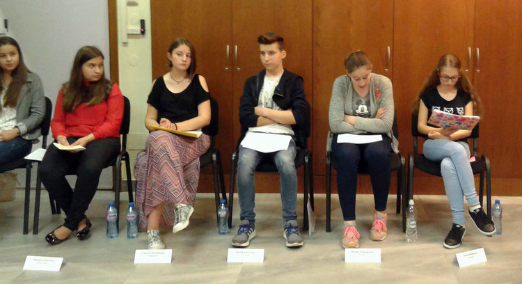 Осмокласничка от Езиковата победител в състезание по изразително четене на немски език