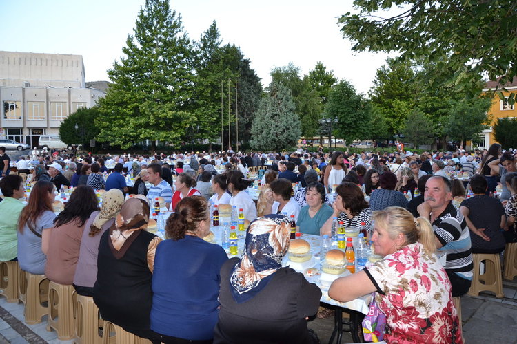 Над 2 000 души се събраха на ифтар в центъра на Момчилград