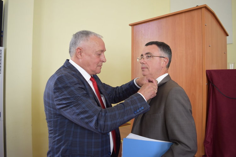 Кметът получи позлатена значка с българския трикольор за работа в името на гражданите