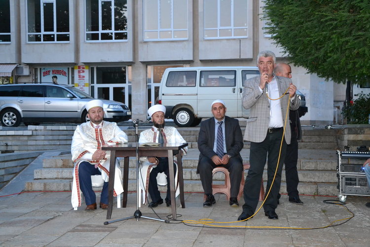 Над 2 000 души се събраха на ифтар в центъра на Момчилград