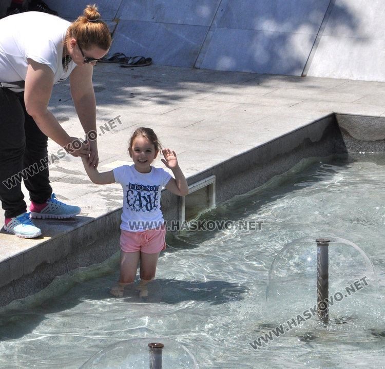 Лятото вкара децата в шадраваните  в центъра на Хасково
