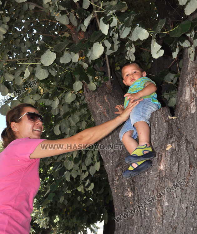 Лятото вкара децата в шадраваните  в центъра на Хасково