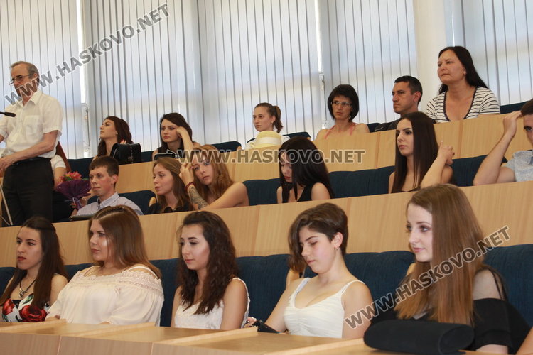 62-ма зрелостници от ПМГ "Иван Вазов" се дипломираха