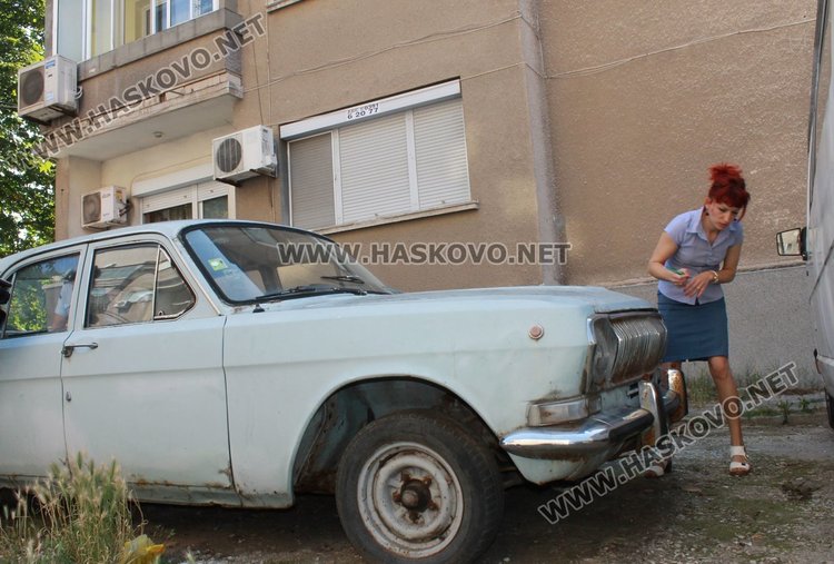 Лек автомобил "Волга", паркиран в района зад кино "Миньор" бе първият автомобил, на който комисията от Община Димитровград постави стикер 