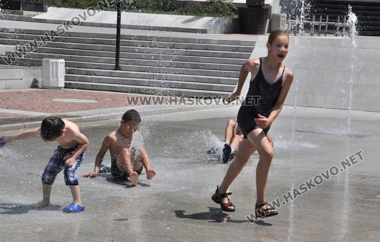 Лятото вкара децата в шадраваните  в центъра на Хасково