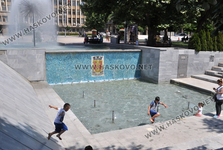 Лятото вкара децата в шадраваните  в центъра на Хасково