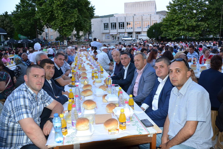 Над 2 000 души се събраха на ифтар в центъра на Момчилград