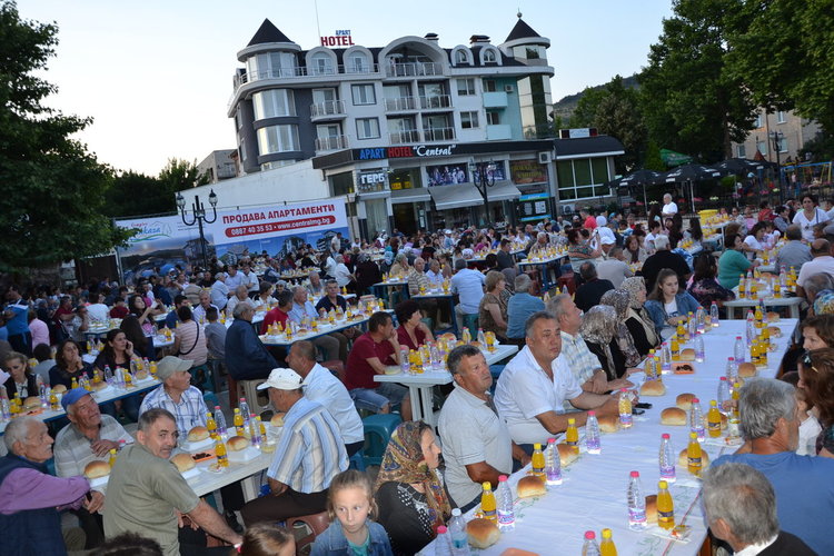 Над 2 000 души се събраха на ифтар в центъра на Момчилград
