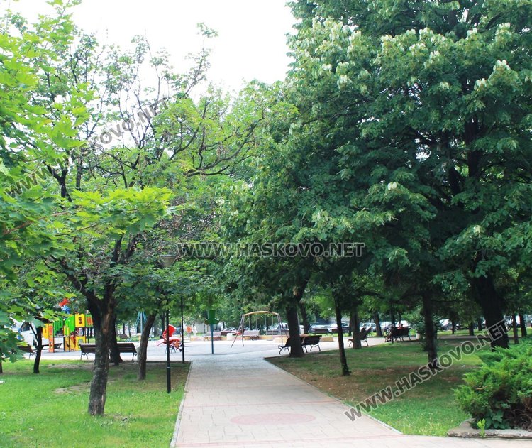 Подмениха пързалката в парка до ОУ "П.Славейков"