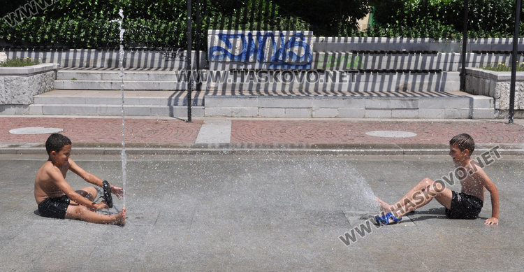 Лятото вкара децата в шадраваните  в центъра на Хасково