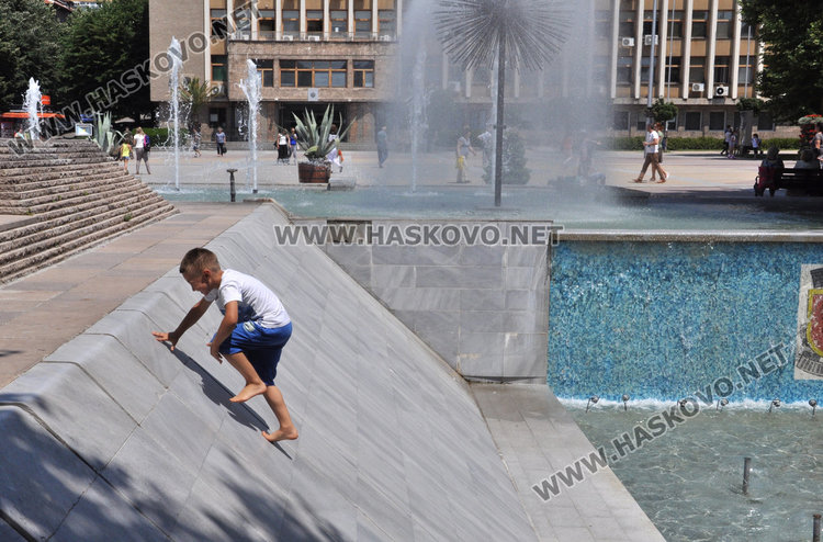 Лятото вкара децата в шадраваните  в центъра на Хасково