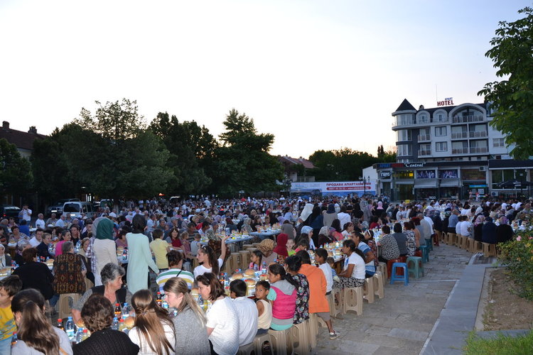 Над 2 000 души се събраха на ифтар в центъра на Момчилград