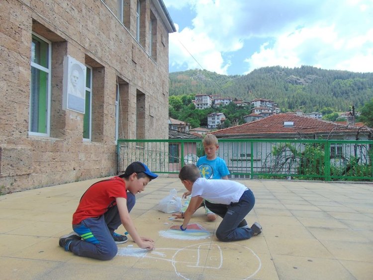 Читалището в Устово забавлява деца в Лятно училище за поредна година