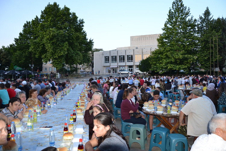 Над 2 000 души се събраха на ифтар в центъра на Момчилград