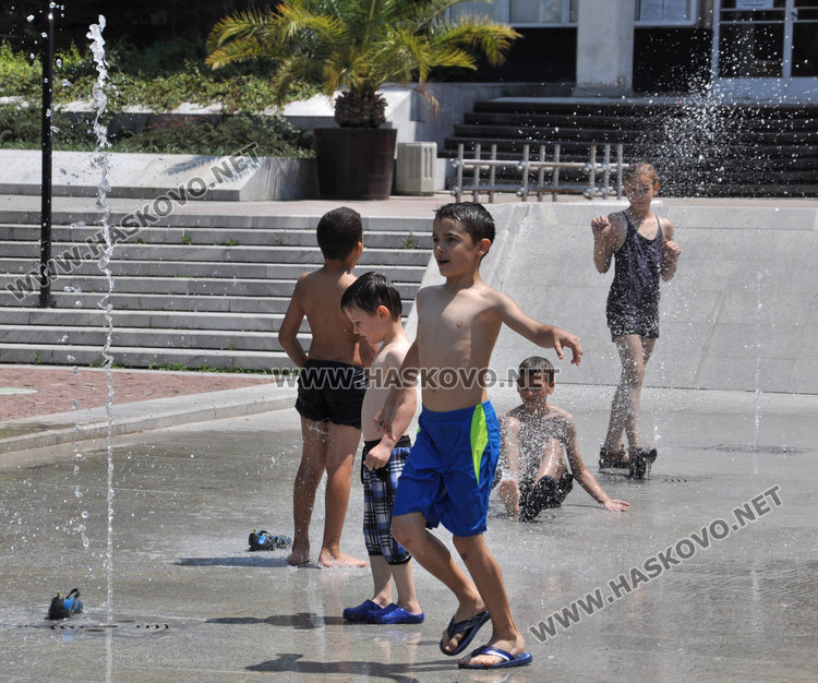 Лятото вкара децата в шадраваните  в центъра на Хасково