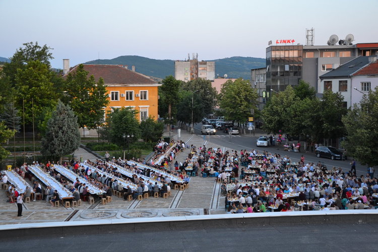 Над 2 000 души се събраха на ифтар в центъра на Момчилград