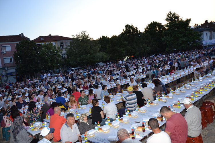 Над 2 000 души се събраха на ифтар в центъра на Момчилград