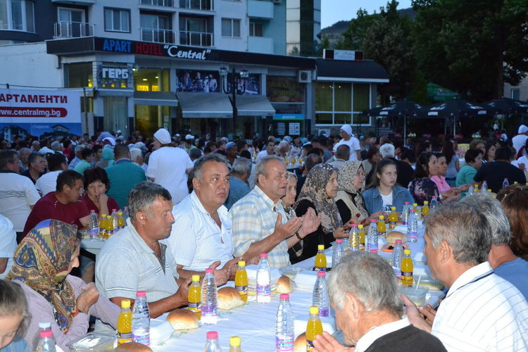 Над 2 000 души се събраха на ифтар в центъра на Момчилград