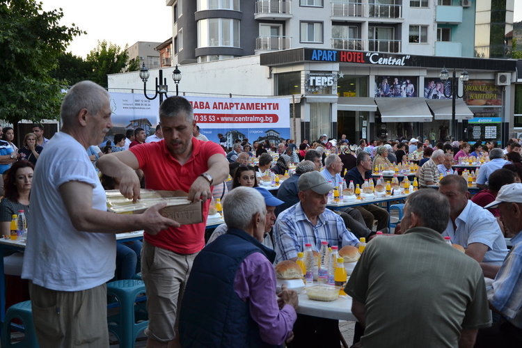 Над 2 000 души се събраха на ифтар в центъра на Момчилград