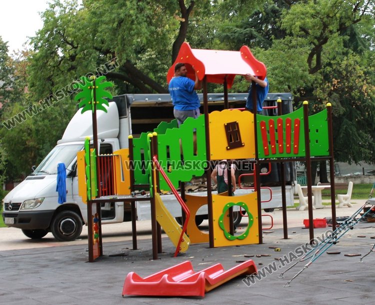 Подмениха пързалката в парка до ОУ "П.Славейков"