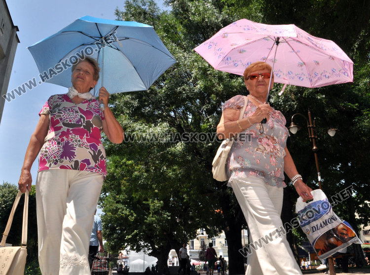 Лятото вкара децата в шадраваните  в центъра на Хасково