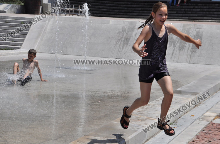 Лятото вкара децата в шадраваните  в центъра на Хасково