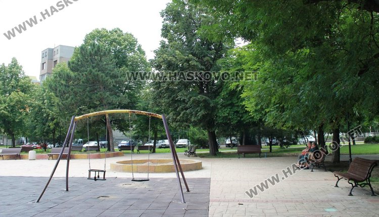 Подмениха пързалката в парка до ОУ "П.Славейков"