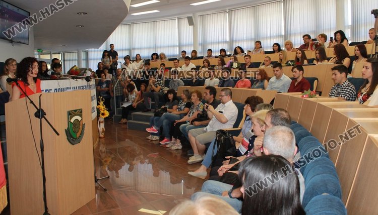 62-ма зрелостници от ПМГ "Иван Вазов" се дипломираха в зала "Гросето"