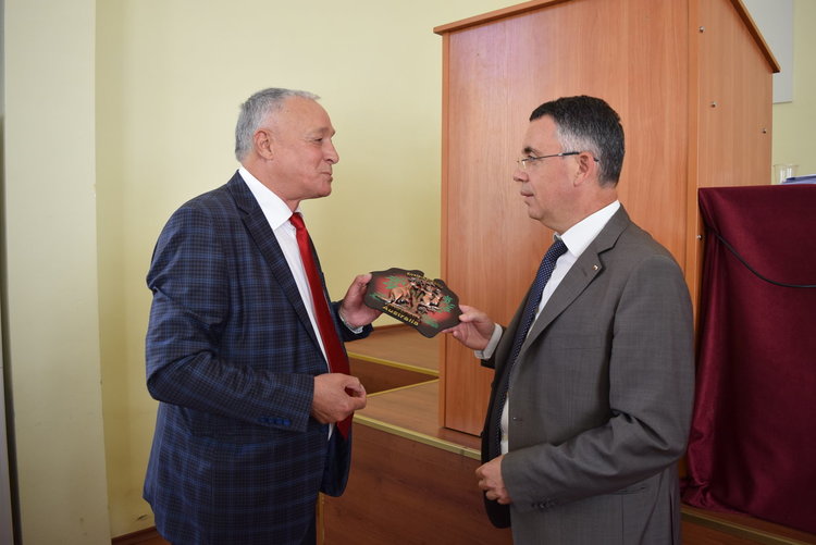 Кметът получи позлатена значка с българския трикольор за работа в името на гражданите