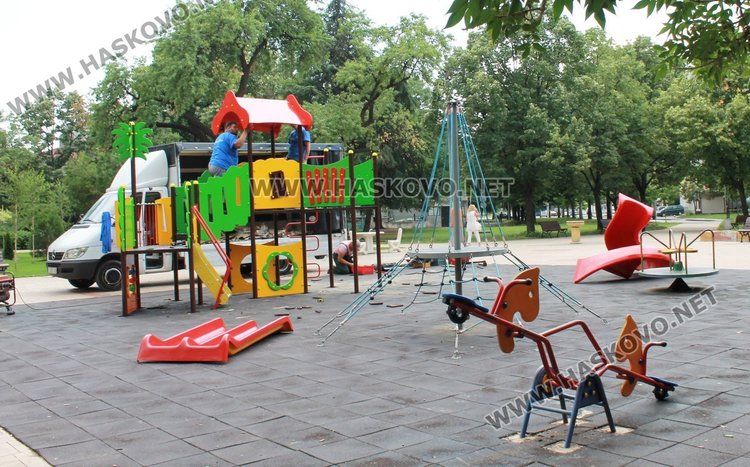 Комбинирано детско съоръжение монтираха в парка до ОУ "П.Славейков"