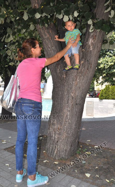 Лятото вкара децата в шадраваните  в центъра на Хасково