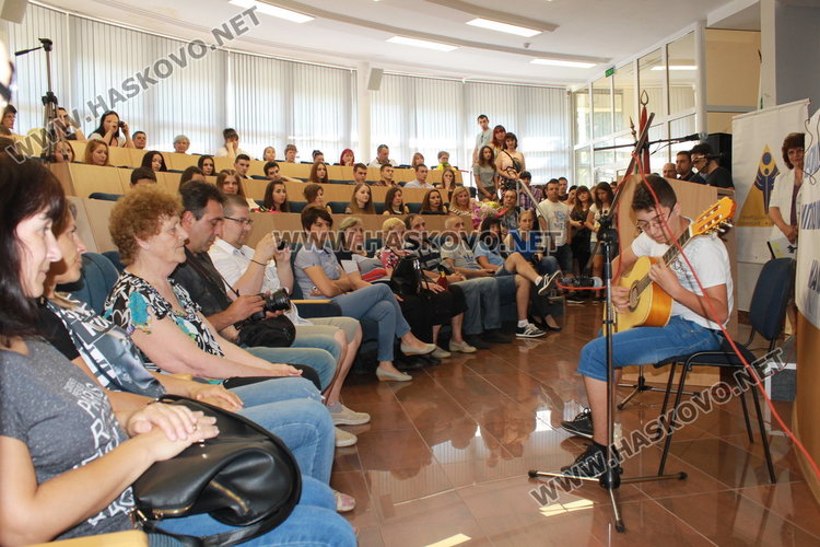 62-ма зрелостници от ПМГ "Иван Вазов" се дипломираха