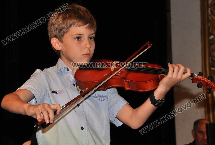 9-годишният Александър Цветанов откри урока по класическа музика пред осмокласниците