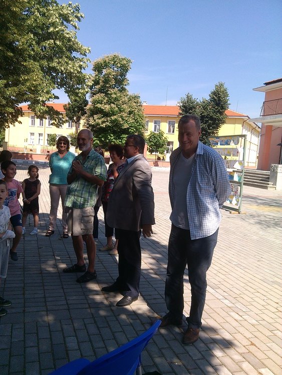 Деца рисуваха в Градина