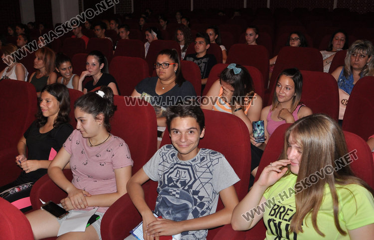 Концерт за тинейджъри и оркестър на сцената на театъра