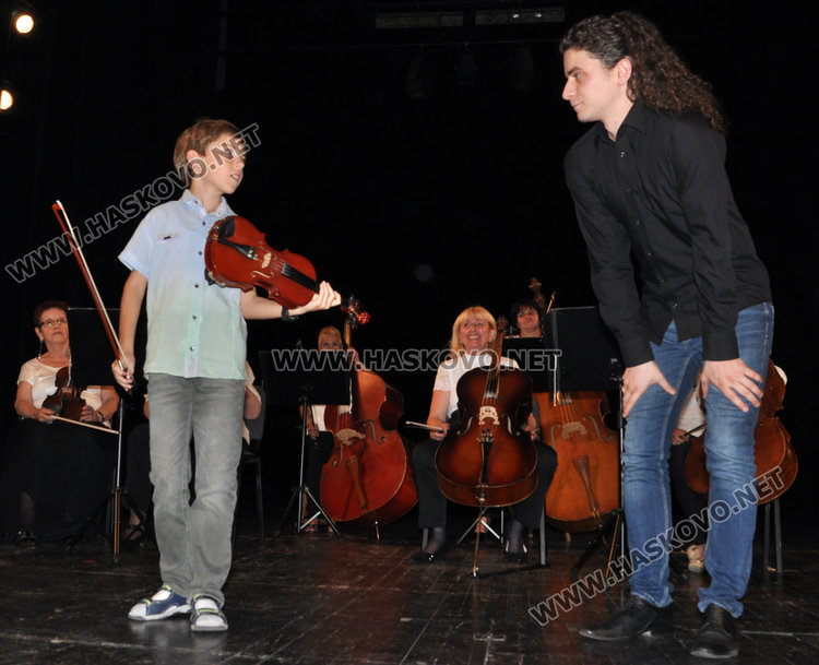 Концерт за тинейджъри и оркестър на сцената на театъра