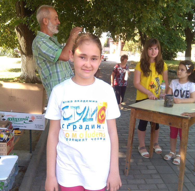 Деца рисуваха в Градина