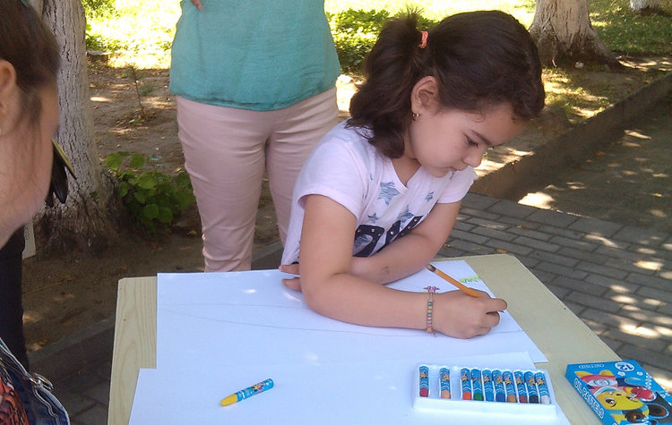 Деца рисуваха в Градина