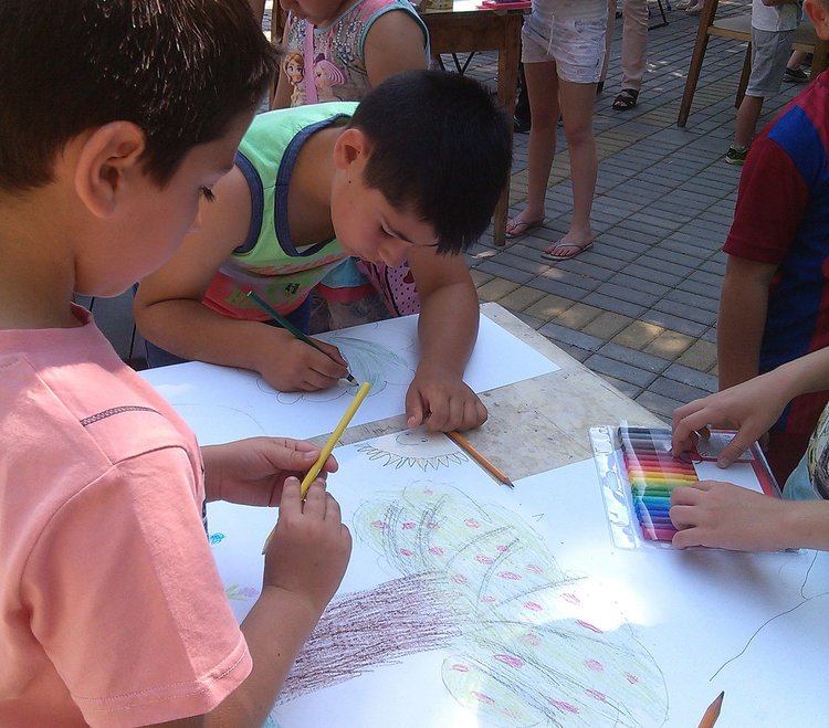 Деца рисуваха в Градина