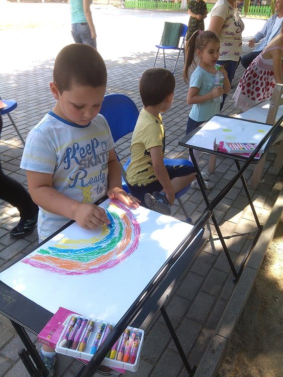 Деца рисуваха в Градина