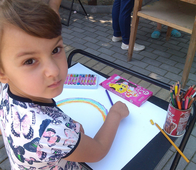 Деца рисуваха в Градина