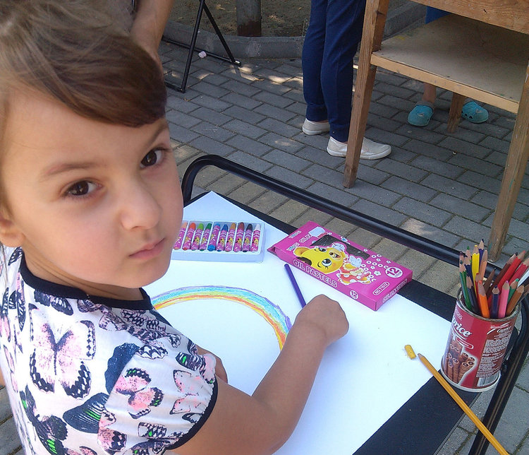 Деца рисуваха в Градина