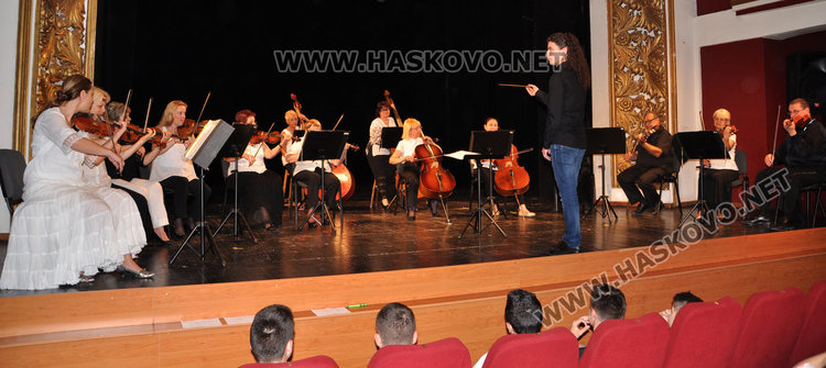 Концерт за тинейджъри и оркестър на сцената на театъра