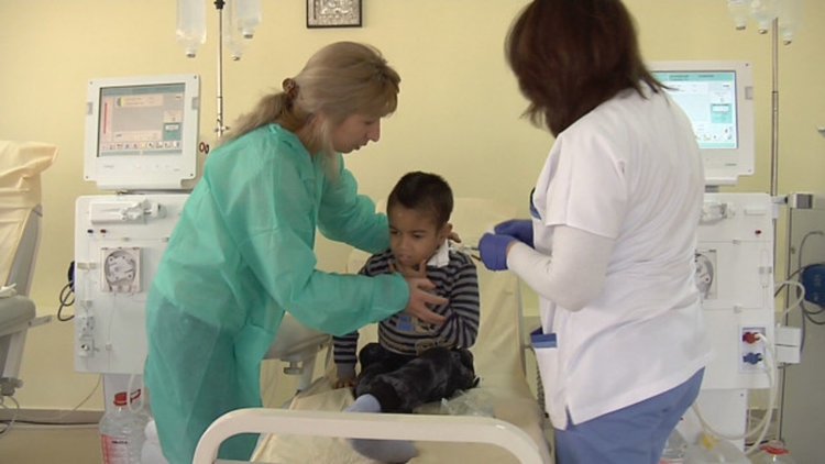 Оперираха успешно малкия Байрям в Германия