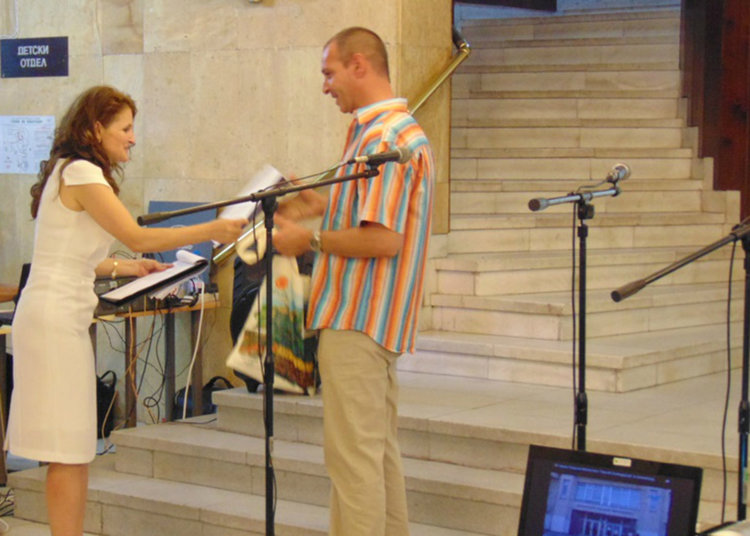 Градската библиотека в Асеновград отличи ОИЦ с почетна грамота