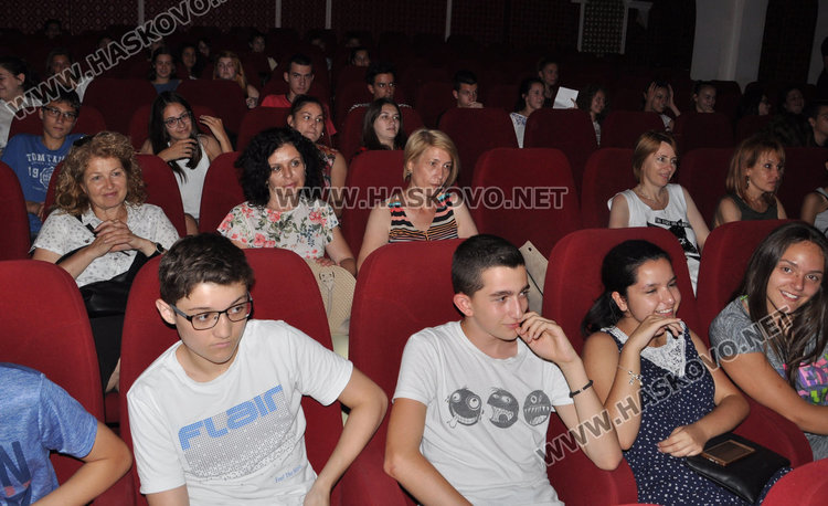 Концерт за тинейджъри и оркестър на сцената на театъра