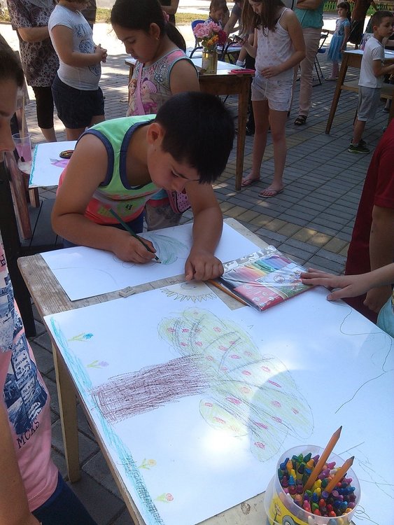 Деца рисуваха в Градина